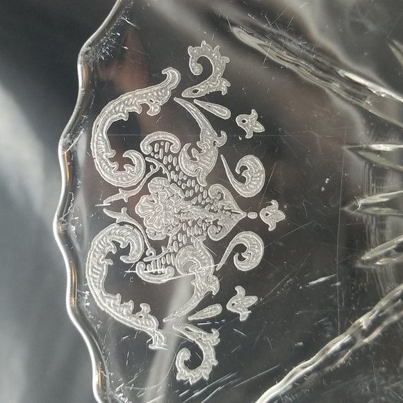 New Martinsville Radiance Floral & Scroll Cracker Serving Plate - Picture 15 of 16